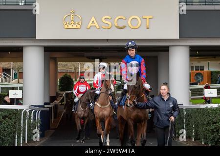 Ascot, Regno Unito. 23 dicembre 2023. L'ippodromo Paisley Park, guidato dal fantino Tom Bellamy, si dirige verso il circuito all'ippodromo di Ascot per gareggiare nella Howden Long Walk hurdle Race all'Howden Christmas Racing Weekend. Proprietario Andrew Gemmell. L'addestratrice Emma Lavelle, Marlborough. Sponsor Hatherden Horse Transport. Credito: Maureen McLean/Alamy Foto Stock