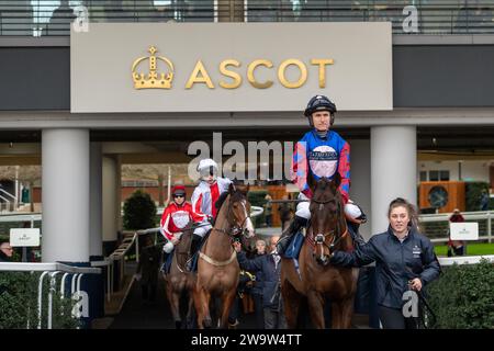 Ascot, Regno Unito. 23 dicembre 2023. L'ippodromo Paisley Park, guidato dal fantino Tom Bellamy, si dirige verso il circuito all'ippodromo di Ascot per gareggiare nella Howden Long Walk hurdle Race all'Howden Christmas Racing Weekend. Proprietario Andrew Gemmell. L'addestratrice Emma Lavelle, Marlborough. Sponsor Hatherden Horse Transport. Credito: Maureen McLean/Alamy Foto Stock