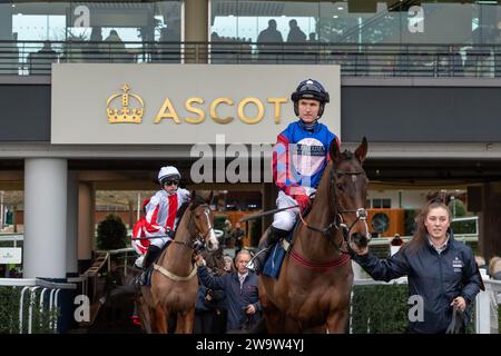 Ascot, Regno Unito. 23 dicembre 2023. L'ippodromo Paisley Park, guidato dal fantino Tom Bellamy, si dirige verso il circuito all'ippodromo di Ascot per gareggiare nella Howden Long Walk hurdle Race all'Howden Christmas Racing Weekend. Proprietario Andrew Gemmell. L'addestratrice Emma Lavelle, Marlborough. Sponsor Hatherden Horse Transport. Credito: Maureen McLean/Alamy Foto Stock