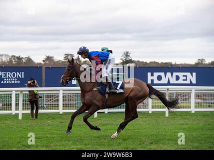 Ascot, Regno Unito. 23 dicembre 2023. L'ippodromo Paisley Park, guidato dal fantino Tom Bellamy, si dirige verso il circuito all'ippodromo di Ascot per gareggiare nella Howden Long Walk hurdle Race all'Howden Christmas Racing Weekend. Proprietario Andrew Gemmell. L'addestratrice Emma Lavelle, Marlborough. Sponsor Hatherden Horse Transport. Credito: Maureen McLean/Alamy Foto Stock