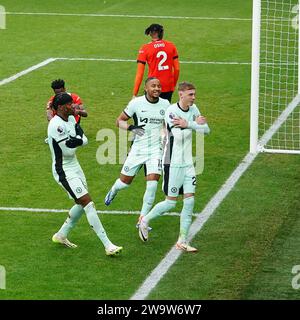 Luton, Regno Unito. 30 dicembre 2023. Cole Palmer (20) del Chelsea (a destra) festeggia dopo aver segnato il suo secondo gol durante la partita di Premier League tra Luton Town e Chelsea a Kenilworth Road, Luton, Inghilterra il 30 dicembre 2023. Foto di David Horn. Credito: Prime Media Images/Alamy Live News Foto Stock