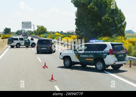 Sahagun, Spagna - 5 giugno 2023: La polizia civile limita il traffico e blocca il traffico con veicoli della polizia. Foto Stock