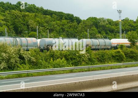 Serbatoi ferroviari per il trasporto di gas liquefatti, combustibili e prodotti chimici liquidi per ferrovia. Trasporto di merci pericolose. Foto Stock