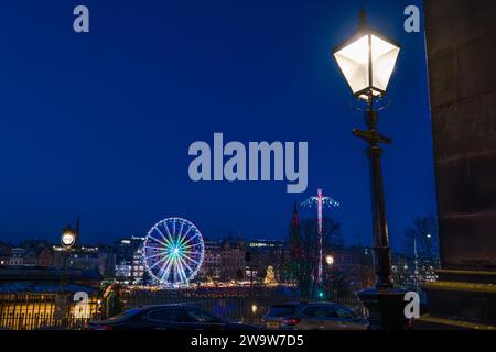 Giostre sulla grande ruota panoramica e sulla fiera Star Flyer illuminate di notte al Christmas Market di Edimburgo, Scozia, Regno Unito Foto Stock