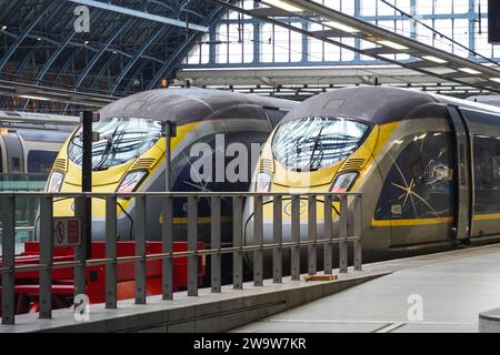 Londra, Regno Unito. 30 dicembre 2023. I passeggeri sono rimasti bloccati a St Pancras International a Londra, dato che l'Eurostar ha cancellato tutti i treni di oggi a causa delle inondazioni nel tunnel del Tamigi. Crediti: Marcin Rogozinski/Alamy Live News Foto Stock