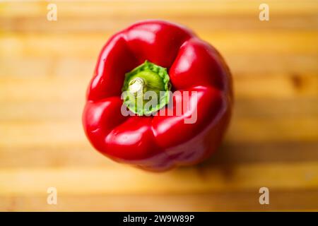 Una paprika rossa su un tavolo di legno Foto Stock