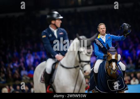 Mechelen, Belgio. 30 dicembre 2023. Il pilota Christian Ahlmann con Mandato van de Neerheide festeggia dopo aver vinto la Coppa del mondo FEI Jumping nella gara equestre 'Vlaanderens Kerstjumping - Memorial Eric Wauters' a Mechelen sabato 30 dicembre 2023. BELGA PHOTO JASPER JACOBS Credit: Belga News Agency/Alamy Live News Foto Stock