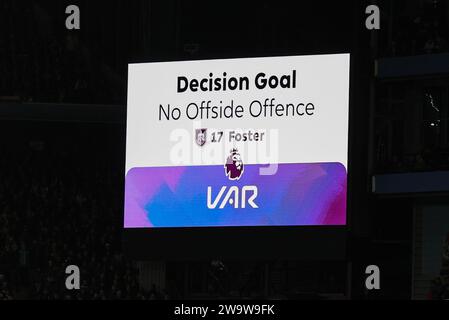 Birmingham, Regno Unito. 30 dicembre 2023. Il VAR dà l'obiettivo a Lyle Foster di Burnley durante la partita di Premier League Aston Villa vs Burnley a Villa Park, Birmingham, Regno Unito, il 30 dicembre 2023 (foto di Mark Cosgrove/News Images) a Birmingham, Regno Unito il 30/12/2023. (Foto di Mark Cosgrove/News Images/Sipa USA) credito: SIPA USA/Alamy Live News Foto Stock