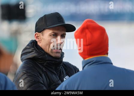 Garmisch Partenkirchen, Deutschland. 30 dicembre 2023. Garmisch-Partenkirchen, Deutschland 30. Dezember 2023: Two Nights Tour, FIS Skisprung Weltcup Damen, Skispringen, Garmisch-Partenkirchen, Olympiaschanze Sven Hannawald, ehemaliger Skispringer und TV Experte ARD, im Gespräch Credit: dpa/Alamy Live News Foto Stock