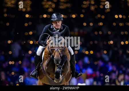 Mechelen, Belgio. 30 dicembre 2023. Il pilota Willem Greve con Highway è stato fotografato in azione durante la gara di salto della Coppa del mondo FEI all'evento equestre 'Vlaanderens Kerstjumping - Memorial Eric Wauters' a Mechelen sabato 30 dicembre 2023. BELGA PHOTO JASPER JACOBS Credit: Belga News Agency/Alamy Live News Foto Stock