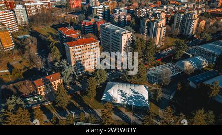 Paesaggio urbano dall'alto. Vista dal drone di San Donato Milanese, Provincia di Milano, Italia, Lombardia. Foto con drone di una città italiana. Dicembre 2023 Foto Stock