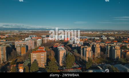 Paesaggio urbano dall'alto. Vista dal drone di San Donato Milanese, Provincia di Milano, Italia, Lombardia. Foto con drone di una città italiana. Dicembre 2023 Foto Stock