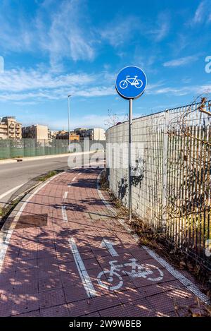 Strada con pista ciclabile e segnaletica verticale e orizzontale Foto Stock