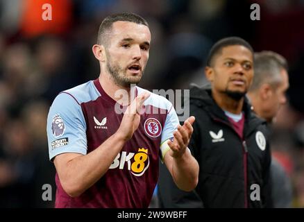 John McGinn dell'Aston Villa applaude i tifosi dopo la partita di Premier League a Villa Park, Birmingham. Data immagine: Sabato 30 dicembre 2023. Foto Stock