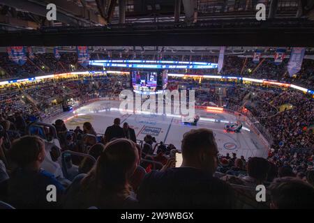 SAP Arena tutto esaurito alla partita tra Adler Mannheim e i Cologne Sharks nel DEL. I giochi natalizi sono tradizionalmente molto ben atten Foto Stock