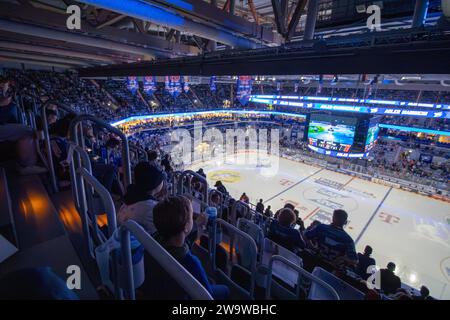 SAP Arena tutto esaurito alla partita tra Adler Mannheim e i Cologne Sharks nel DEL. I giochi natalizi sono tradizionalmente molto ben atten Foto Stock