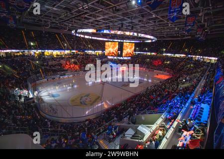 SAP Arena tutto esaurito alla partita tra Adler Mannheim e i Cologne Sharks nel DEL. I giochi natalizi sono tradizionalmente molto ben atten Foto Stock