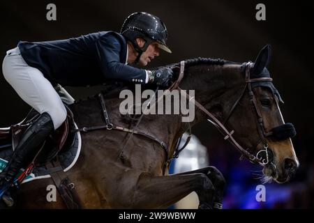 Mechelen, Belgio. 30 dicembre 2023. Il pilota Kevin Staut con Visconti du Telman raffigurato in azione durante la gara di salto della Coppa del mondo FEI presso l'evento equestre 'Vlaanderens Kerstjumping - Memorial Eric Wauters' a Mechelen sabato 30 dicembre 2023. BELGA PHOTO JASPER JACOBS Credit: Belga News Agency/Alamy Live News Foto Stock