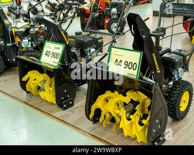 Voronezh - Russia, 25 dicembre 2022: Spazzaneve manuali in officina Foto Stock