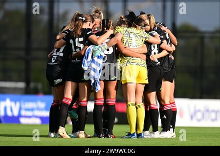 Rooty Hills, Australia. 30 dicembre 2023. I giocatori del Western Sydney Wanderers FC visti durante la partita della stagione femminile A-League 2023/24 del decimo round tra Western Sydney Wanderers FC e Melbourne Victory FC tenutasi al Wanderers Football Park. Punteggio finale; Western Sydney Wanderers 2:0 Melbourne Victory FC. Credito: SOPA Images Limited/Alamy Live News Foto Stock