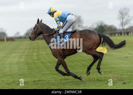 Betterforeveryone, guidato da Tom Cannon e allenato da Alan King, corre nell'ostacolo handicap a Wincanton, il 10 marzo 2022 Foto Stock