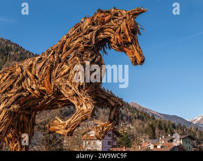 Il grande cavallo di legno dell'artista Marco Martalar a Strembo, paese della provincia di Trento, Trentino alto Adige, Italia settentrionale, Europa, Foto Stock