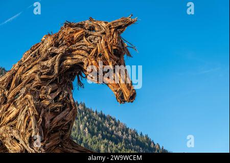 Il grande cavallo di legno dell'artista Marco Martalar a Strembo, paese della provincia di Trento, Trentino alto Adige, Italia settentrionale, Europa, Foto Stock