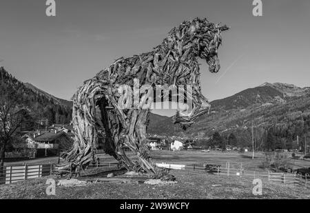 Il grande cavallo di legno dell'artista Marco Martalar a Strembo, paese della provincia di Trento, Trentino alto Adige, Italia settentrionale, Europa, Foto Stock