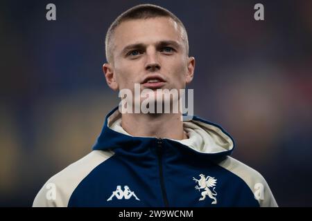 Genova, Italia. 30 dicembre 2023. Albert Gudmundsson del Genoa CFC guarda prima della partita di serie A tra Genoa CFC e FC Internazionale. Crediti: Nicolò campo/Alamy Live News Foto Stock