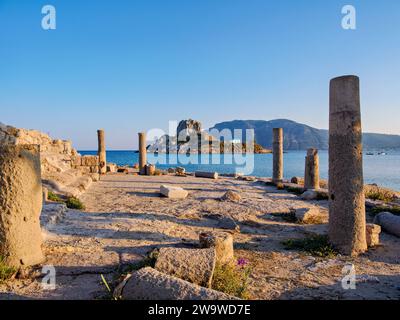 St Rovine della basilica di Stefanos e isola di Kastri al tramonto, spiaggia di Agios Stefanos, isola di Kos, Dodecaneso, Grecia Foto Stock
