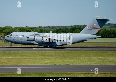 United States Air Force McDonnell Douglas C-17A Globemaster III 96-0006 Landing presso l'aeroporto di Glasgow-Prestwick, Scozia, Regno Unito Foto Stock