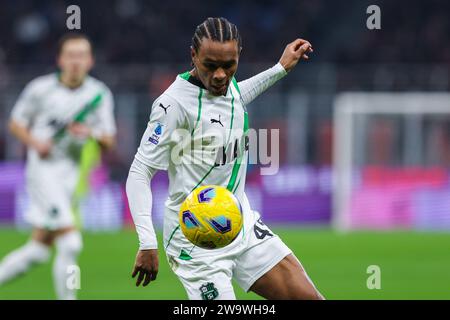 Milano, Italia. 30 dicembre 2023. Armand Lauriente di US Sassuolo è stato visto in azione durante la partita di serie A 2023/24 tra AC Milan e US Sassuolo allo Stadio San Siro, Milano, Italia il 30 dicembre 2023 Credit: Independent Photo Agency/Alamy Live News Foto Stock