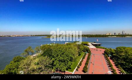 Vista dello skyline di New York dal piedistallo della Statua della libertà, situata su Liberty Island nella grande Mela, Stati Uniti. Foto Stock