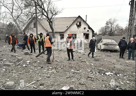 Non esclusiva: ZAPORIZHZHIA, UCRAINA - 29 DICEMBRE 2023 - i soccorritori si occupano delle conseguenze del missile e del drone russo su larga scala AT Foto Stock