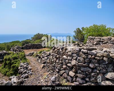 Rovine di antichi insediamenti, isola di Nisyros, Dodecaneso, Grecia Foto Stock