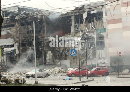 Non esclusiva: DNIPRO, UCRAINA - 29 DICEMBRE 2023 - Un centro commerciale è stato danneggiato dopo il massiccio attacco di missili e droni russi sull'Ucraina, DN Foto Stock