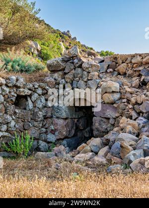 Rovine di antichi insediamenti vicino al villaggio di Nikia, isola di Nisyros, Dodecaneso, Grecia Foto Stock