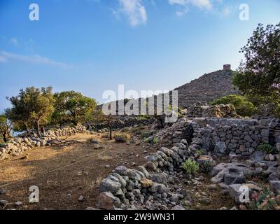 Rovine di antichi insediamenti vicino al villaggio di Nikia, isola di Nisyros, Dodecaneso, Grecia Foto Stock