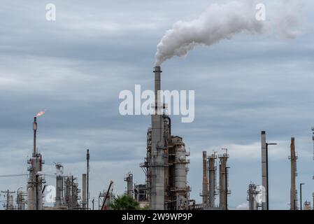 Uffici aziendali Valero e raffineria di petrolio vicino all'autostrada, Three Rivers, Texas, USA. Foto Stock