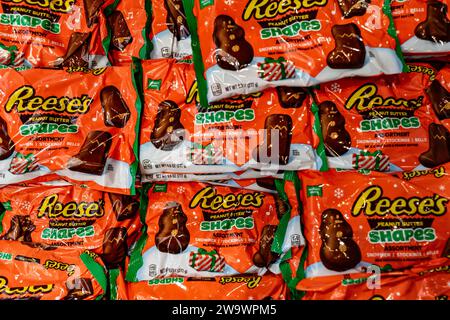 Hershey. Pennsylvania - 8 dicembre 2023: Hershey Reese's Peanut Butter Shapes in mostra presso il negozio al dettaglio Hershey's Chocolate World. Foto Stock