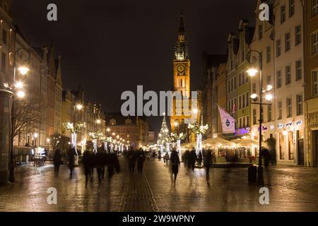 Danzica, Polonia - 6 dicembre 2023: Lungo mercato a Natale, Danzica, Polonia. Foto Stock