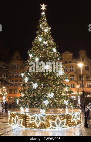 Danzica, Polonia - 6 dicembre 2023: Albero di Natale a Dlugi Targ, Danzica, Polonia. Foto Stock