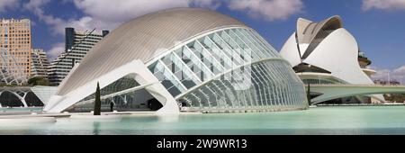 Valencia, Spagna - 14 agosto 2023: Panorama dell'Hemisferic e Palau de les Arts nella città delle Arti e delle Scienze di Valencia. Spagna. Foto Stock