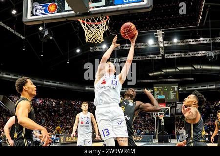 Braunschweig, Deutschland. 30 dicembre 2023. Bodie Hume (Nr. 13 BG Goettingen) unter dem Korb sprung Basketball Loewen Braunschweig gegen BG Goettingen, Basket, Easy Credit BBL, Saison 2023/2024 30.12.2023 FOTO: Eibner-Pressefoto/Jan-Frederic Helbig credito: dpa/Alamy Live News Foto Stock