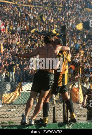 I giocatori della squadra di Peñarol festeggiano con i tifosi dopo aver vinto la coppa nel derby di calcio tra Peñarol e Nacional allo stadio Centenario, Montevideo, Uruguay Foto Stock