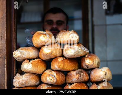 12.29.2023, Urla, Smirne, tacchino, il panettiere preparò il pane e lo sistemò sul suo bancone Foto Stock