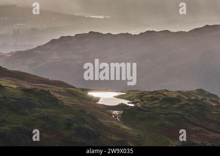 Alcock Tarn visto da Stone Arthur, Grasmere, Lake District, Cumbria Foto Stock