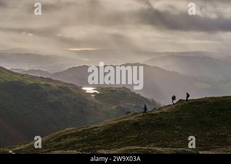 Alcock Tarn visto da Stone Arthur, Grasmere, Lake District, Cumbria Foto Stock