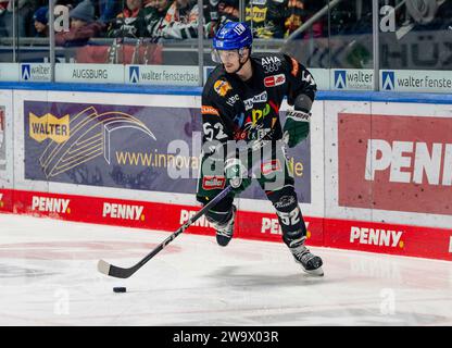 Augusta, Deutschland. 30 dicembre 2023. Otto Rantakari (Augsburger Panther, n. 52). Augsburger Panther gegen Schwenninger Wild Wings, Eishockey, DEL, 33. Spieltag, Saison 2023/2024, 30.12.2023. Foto: Eibner-Pressefoto/Heike Feiner Credit: dpa/Alamy Live News Foto Stock