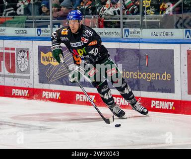 Augusta, Deutschland. 30 dicembre 2023. Tim Schuele (Augsburger Panther, n. 40). Augsburger Panther gegen Schwenninger Wild Wings, Eishockey, DEL, 33. Spieltag, Saison 2023/2024, 30.12.2023. Foto: Eibner-Pressefoto/Heike Feiner Credit: dpa/Alamy Live News Foto Stock